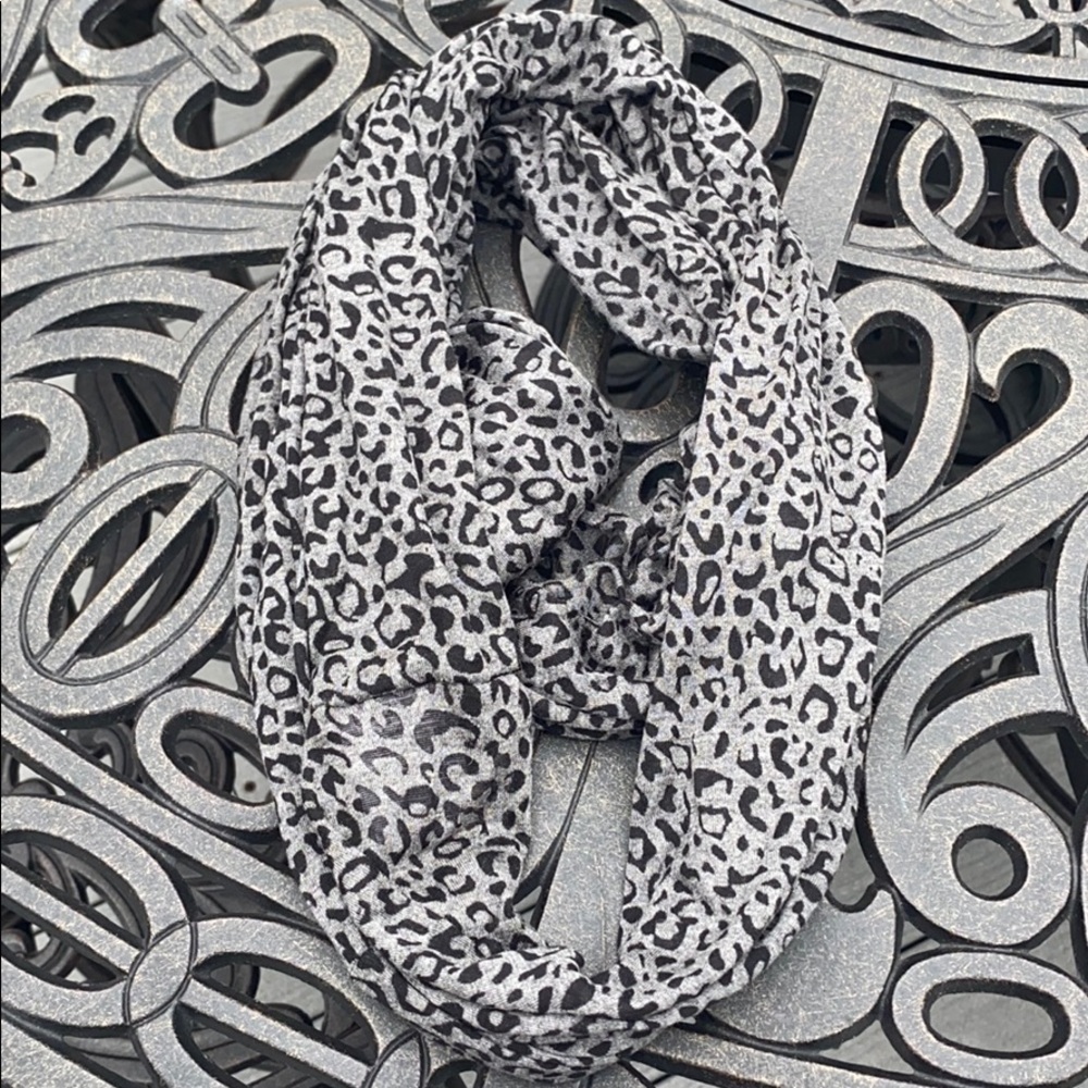 black & gray cheetah print wrap